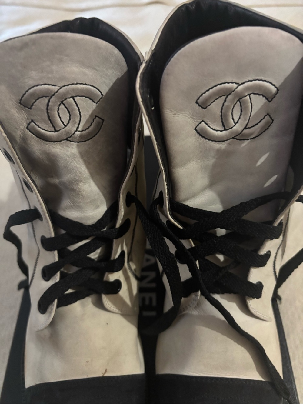 RARE Vintage Chanel White & Black Leather CC Combat Boots – Size 8.5 - Picture 3 of 9